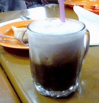 Segelas es kacang merah (Rp 6.000) tak boleh dilewatkan. Kacang merahnya super lembut, namun teksturnya masih utuh. Diberi kuah santan plus susu cokelat yang manis enak.