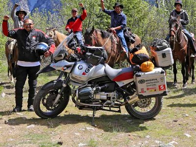 Jeffrey Polnaja Mulai Menjelajah Alaska dengan Motor