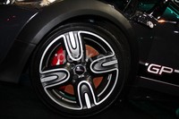 MINI John Cooper Works dan MINI John Cooper Works GP diakui mengombinasikan sportivitas di eksterior dan interior. Penampilannya semakin sempurna dengan pelek 17 inci dan run flat.