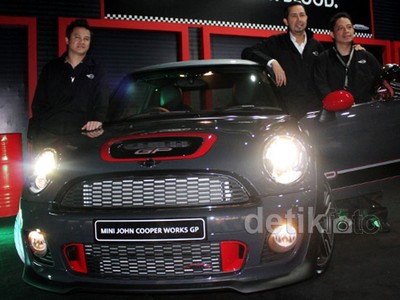 2 Model MINI John Cooper Works Meluncur