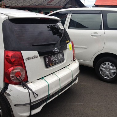 ABG 16 Tahun Setir Pickup, Tabrak 3 Mobil dan 1 Rumah di Kemanggisan