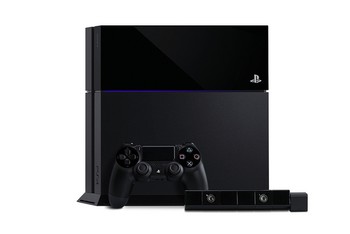     Meski sesaat, dapat dipastikan PS4 memiliki bentuk wajik memanjang bila dilihat dari samping. Sementara bila dilihat dari atas, PS4 memiliki penampang lebar layaknya desain PS2, namun dengan ukuran yang sedikit lebih luas. (kredit foto: ign)