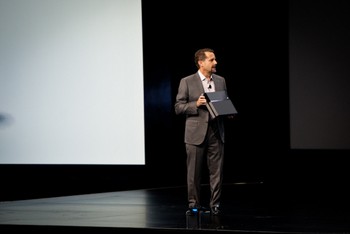     Tidak seperti peluncuran produk pada umumnya, generasi keempat PlayStation tersebut justru ditunjukkan petinggi Sony Andrew House tanpa kemeriahan. (kredit foto: wired)
