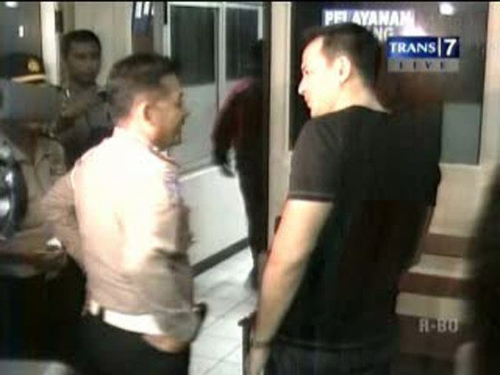 Aktor Ari Wibowo Tabrak Laki-laki Tua