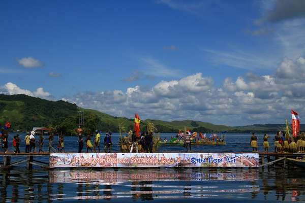 Festival Danau Sentani 2013: Bertahan Dalam Guncangan Badai