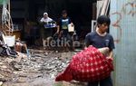Rumah Dibongkar, Warga Evakuasi Harta Benda