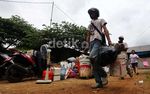 Rumah Dibongkar, Warga Evakuasi Harta Benda