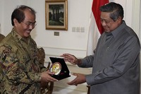 Menurut Jimly, dalam pertemuan tadi tidak dibahas hal-hal khusus. Kedatangannya hanya untuk melaporkan kinerja DKPP sejak dibentuk pada 12 Juni 2012. Sejak dilantik setahun lalu, DKPP antara lain menerima pengaduan dugaan adanya pelanggaran kode etik, melakukan verifikasi laporan, menetapkan putusan dan menyampaikannya secara terbuka. Abror Rizki/Setpres.