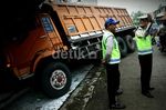 Truk Pasir Seruduk Toko Mebel