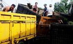 Truk Pasir Seruduk Toko Mebel
