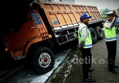 Truk Pasir Seruduk Toko Mebel