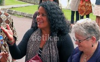 Maya Soetoro melakukan kunjungan di sejumlah tempat di Yogyakarta selama dua hari. Selain mengunjungi kampus UGM dan UII, dia bersama rombongan dari University of Hawai juga mengungi rumah keluarga besarnya di kompleks perumahan dosen di Bulaksumur Blok D/7.