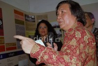 Dr Daud Aris Tanudirjo, pimpinan proyek museum UGM menerangkan berbagai koleksi yang bakal mengisi musuem yang pernah menjadi tempat tinggal keluarga besarnya.
