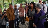 Maya Soetoro-Ng mendapat sambutan hangat dari warga Kompleks perumahan dosen UGM di Bulaksumur saat mengunjungi museum UGM.