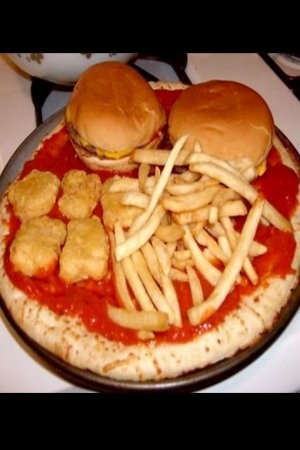 5 Kreasi Pizza Paling Aneh, Dari Topping Junk Food Hingga Tinta Cumi!