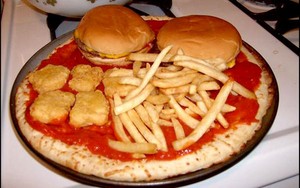 5 Kreasi Pizza Paling Aneh, Dari Topping Junk Food Hingga Tinta Cumi!