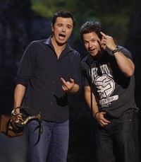 Sutradara Seth MacFarlane dan aktor Mark Wahlberg, menerima penghargaan Guy Movie Of The Year untuk film 'Ted'. REUTERS/Mario Anzuoni.