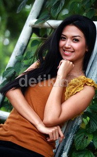 Senyuman membuat Sylvia terlihat manis.