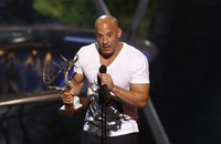 Penghargaan Troops Choice, diberikan kepada bintang 'Fast & Furious', Vin Diesel. REUTERS/Mario Anzuoni.