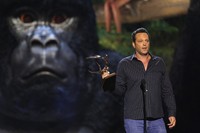Lewat nominasi Guycon, aktor Vince Vaughn berhasil mengangkat penghargaan yang berbentuk seperti tanduk rusa dan berkesan maskulinitas. REUTERS/Mario Anzuoni.