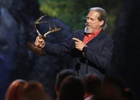 Aktor pemain 'Tron: Legacy', Jeff Bridges juga sukses memenangkan penghargaan The Original Dude. REUTERS/Mario Anzuoni.     