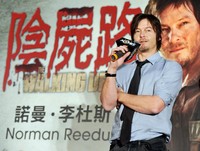 Penghargaan Brotherly Love diberikan kepada pemain 'The Walking Dead', Daryl Dixon (Norman Reedus) dan Merle Dixon (Michael Rooker). AFP PHOTO / Mandy Cheng.