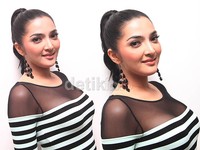 Ashanty terkesan sedikit seksi dengan dress beraksen transparan di bagian atasnya. Gus Mun/detikHOT.