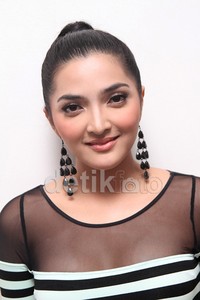 Anting hitam melengkapi gayanya. Gus Mun/detikHOT.