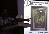 Lukisan Jadul 'Panen Buah' Karya Men Sagan dilelang dengan nilai limit Rp 12.132.100 dan uang jaminan Rp 3 juta. Lamhot Aritonang/detikFoto.