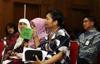 Peserta menunjukkan nomer lelang saat terpilih sebagai pemenang. Lamhot Aritonang/detikFoto.