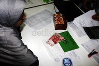 Peserta lelang langsung bisa membayar barang yang didapat. Lamhot Aritonang/detikFoto.