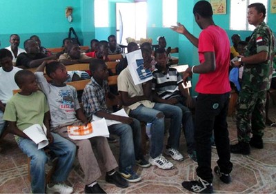 TNI Ajari Anak-anak Haiti Bahasa Inggris