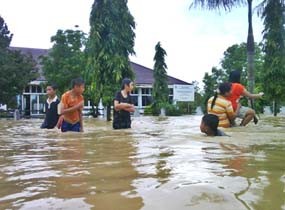 Hujan Belum Reda Menambah Ketinggian Banjir di Pamekasan