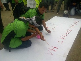Tuntut Pembatalan Pelantikan Aher, LSM Gelar Aksi Tulis Darah