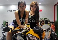 Dua orang model berpose dengan motor Benelli. Direktur PT Benelli Motor Indonesia, Steven Kentjana Putra Dipi-Ing berharap Benelli dapat diterima oleh masyarakat Indonesia khususnya yang menyukai motor bergaya Eropa.