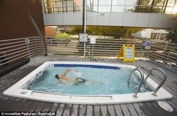     Kantor pusat Google biasa disebut sebagai Googleplex. Salah satu fasilitasnya adalah kolam renang seperti ini. Meski ukurannya kecil, lumayanlah untuk melepas ketegangan kerja. (Kredit foto: Increadible Features/Barcroft M)