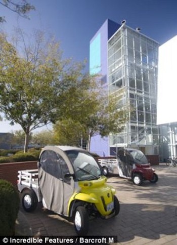     Kantor Google didesain ramah lingkungan. Untuk berkeliling, disediakan mobil listrik yang bebas polusi udara. (Kredit foto: Increadible Features/Barcroft M)