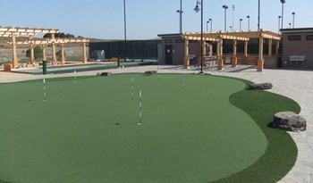     Di luar ruangan, terdapat juga lapangan golf mini. Karyawan Google bisa mengasah skill main golf di tempat ini. (Kredit foto: Increadible Features/Barcroft M)