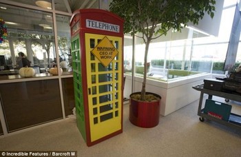    Banyak benda dengan desain unik di kantor pusat Google. Seperti kotak telepon ala kota London ini. (Kredit foto: Increadible Features/Barcroft M)