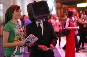 Manusia TV menghadiri Electronic Entertainment Expo 2013. REUTERS/David McNew.