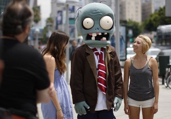     Zombie yang merupakan karakter dari game Plants vs Zombie ini menyita perhatian pengunjung pameran. REUTERS/David McNew.