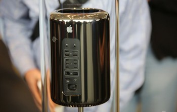     Untuk menunjang kinerja, Mac Pro baru ini disematkan dengan 4 buah port USB 3.0 dan 6 port Thunderbolt 2.