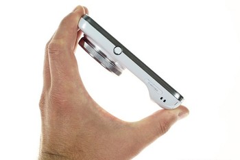     Yang unik dari Galaxy S4 Zoom adalah dari sisi desain yang membungkusnya. Bila diperhatikan Galaxy S4 Zoom seperti Galaxy S4 yang digabungkan dengan Galaxy Camera. (kredit foto: gsmarena)