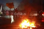 Tolak Kenaikan BBM, Mahasiswa Bakar Ban