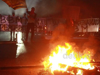 Tolak Kenaikan BBM, Mahasiswa Bakar Ban