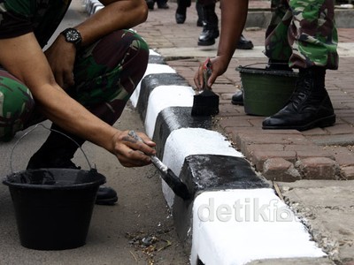TNI Cat Pembatas Trotoar