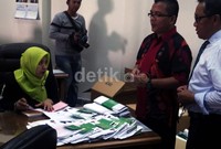 Denny Indrayana memantau pelayanan di KJRI Jeddah.