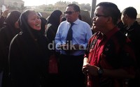 Denny berbincang dengan salah satu TKI yang tengah mengurus surat pengganti laksana paspor (SPLP).