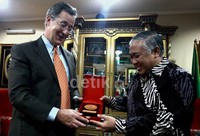 Kerjasama dalam bidang pendidikan, contohnya beberapa universitas Muhammadiyah memiliki twin schooling dengan universitas di Inggris sana.