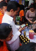 Jokowi Borong Barang UKM